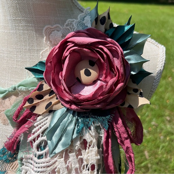 🛑SOLD🛑 Scrappy Fabric Flower Pin - Picture 2 of 2